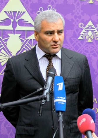 В 2013 году г-н Карапетян был удостоен высшей награды Армянской Апостольской церкви