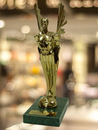 В 2005 году Самвел Карапетян получил орден «За честь и доблесть» и нагрудный знак «Золотой Олимп»