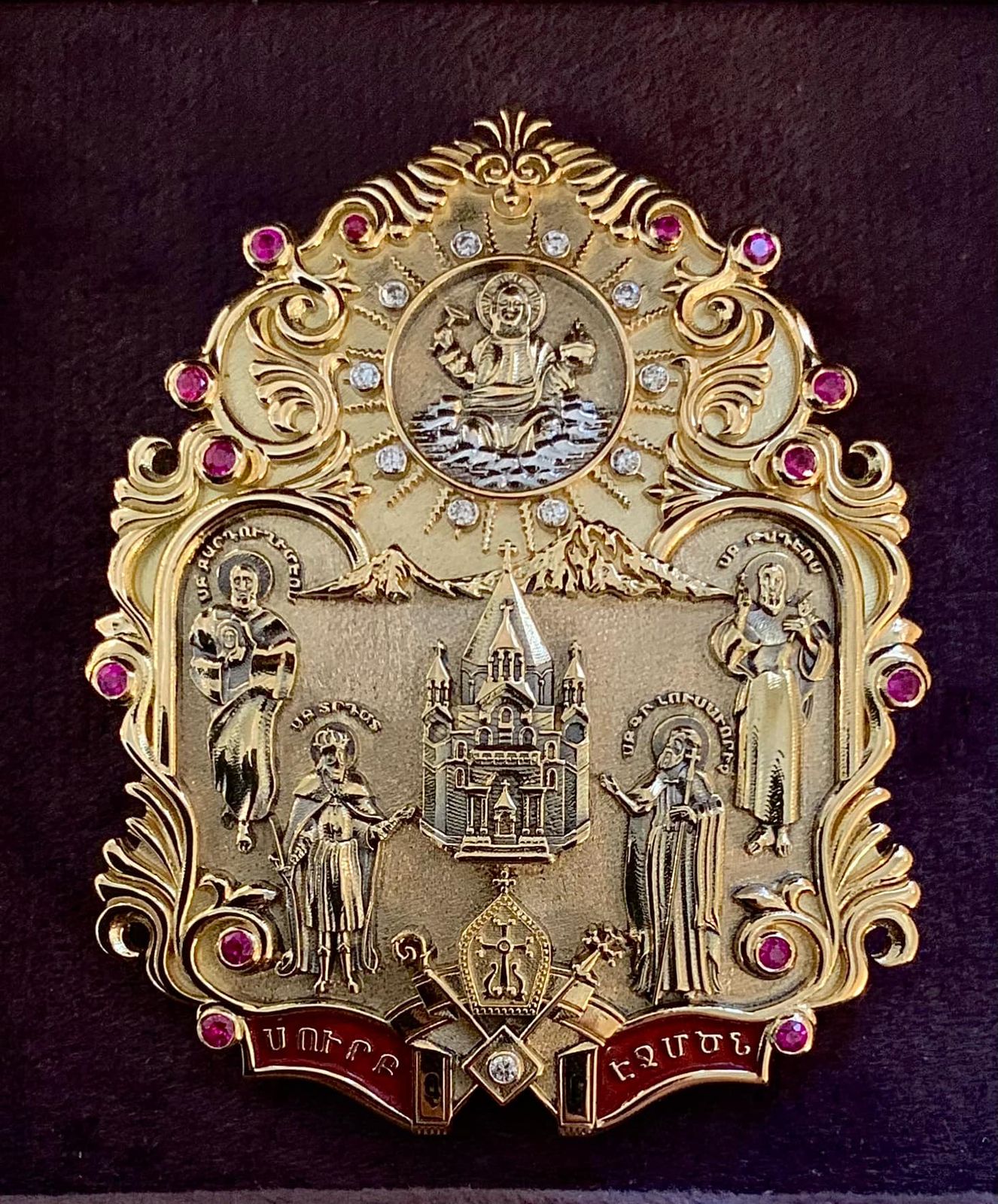 Католикос всех армян наградил Самвела Карапетяна новым высшим орденом Армянской Апостольской церкви — «Сурб Эчмиадзин» («Святой Эчмиадзин»)